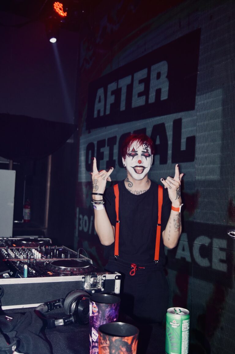 DJ com maquiagem de palhaço faz sinal de rock — Sad Baile Joker, Halloween em São Paulo, 17/10/2026