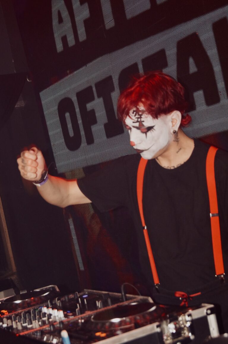DJ de suspensórios ergue o punho — Sad Baile Joker, Halloween em São Paulo, 17/10/2026