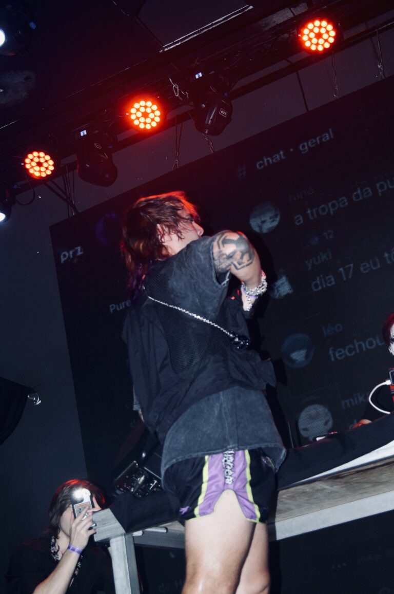 Artista canta com a mão na cabeça — Sad Baile Joker, Halloween em São Paulo, 17/10/2026