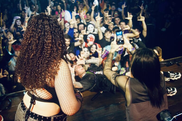 Dançarinas no palco diante da plateia lotada — Sad Baile Joker, Halloween em São Paulo, 17/10/2026