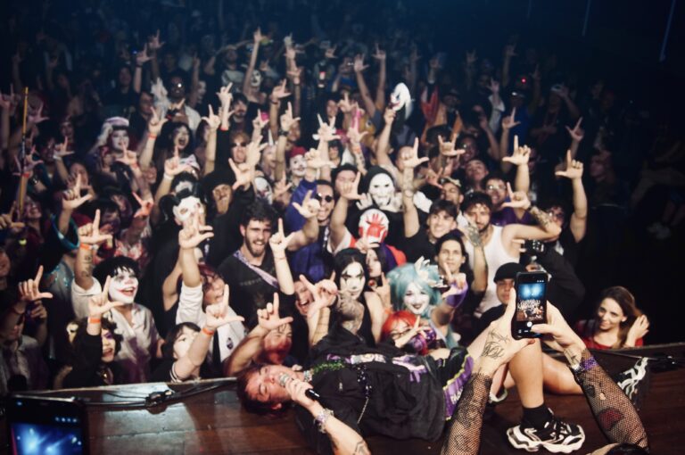 Pista lotada vista do palco com fãs filmando — Sad Baile Joker, Halloween em São Paulo, 17/10/2026