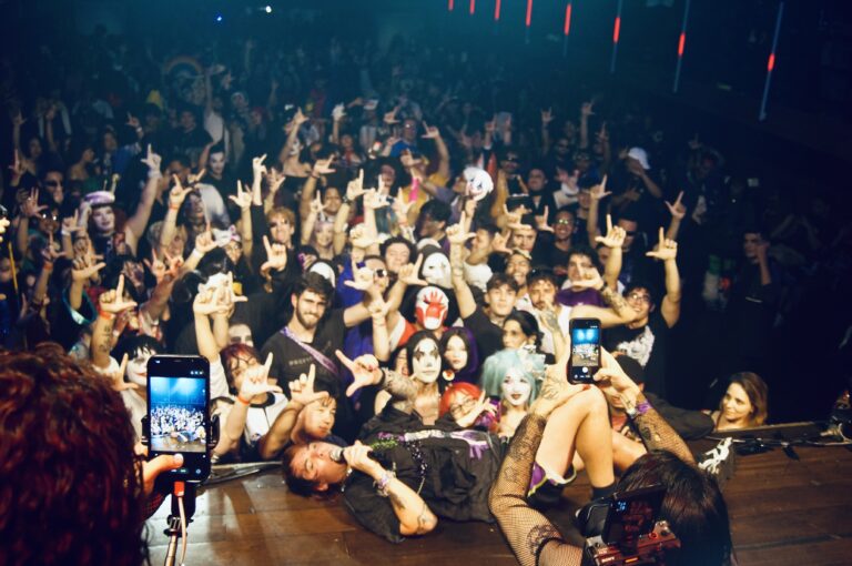 Plateia lotada de braços erguidos — Sad Baile Joker, Halloween em São Paulo, 17/10/2026