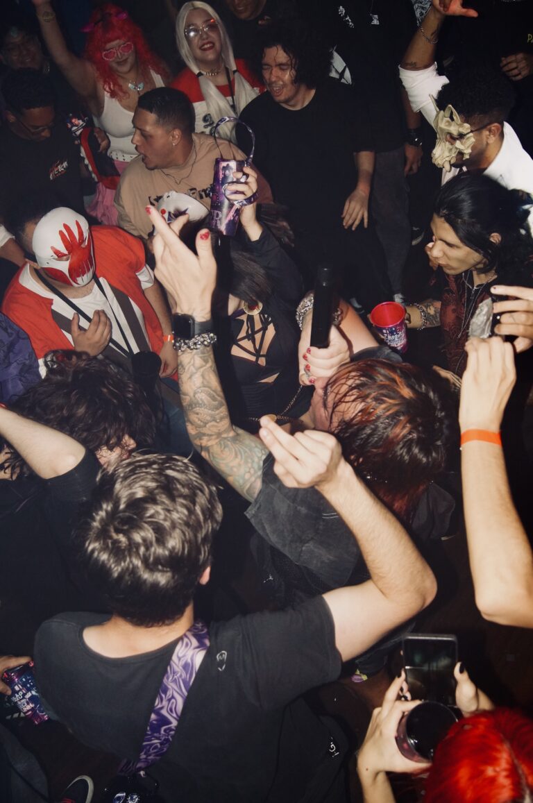 Artista no meio da galera — Sad Baile Joker, Halloween em São Paulo, 17/10/2026