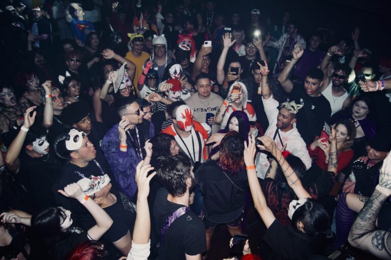 Galera fantasiada na roda da pista — Sad Baile Joker, Halloween em São Paulo, 17/10/2026