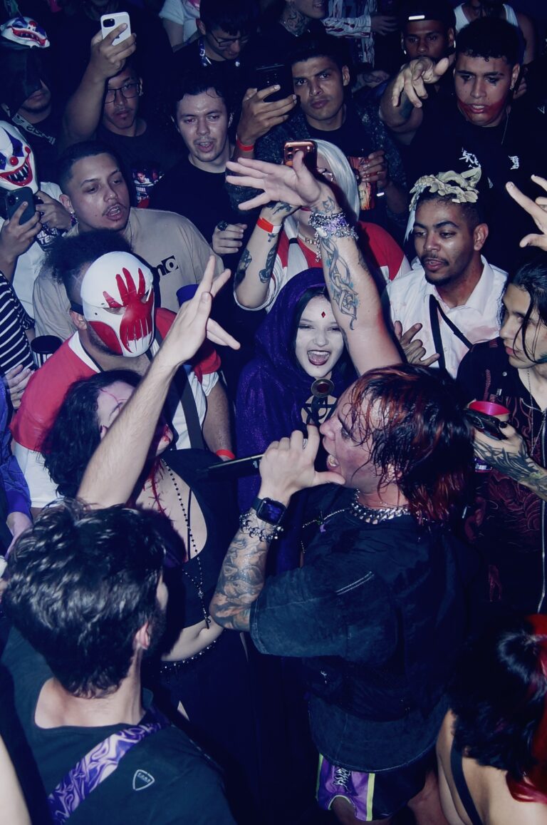 Artista canta no meio do público — Sad Baile Joker, Halloween em São Paulo, 17/10/2026
