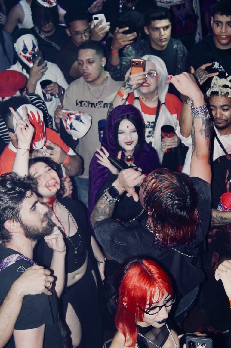 Artista cercado pelo público na pista — Sad Baile Joker, Halloween em São Paulo, 17/10/2026