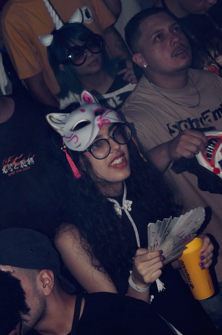 Garota com máscara de raposa branca na pista — Sad Baile Joker, Halloween em São Paulo, 17/10/2026