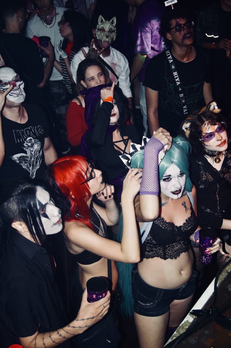 Galera fantasiada perto do palco — Sad Baile Joker, Halloween em São Paulo, 17/10/2026