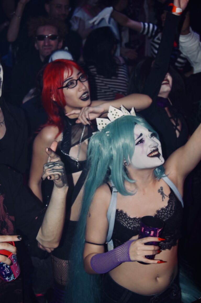 Miku de peruca azul e amiga de cabelo vermelho na pista — Sad Baile Joker, Halloween em São Paulo, 17/10/2026