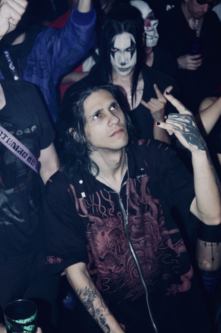 Rapaz de cabelo liso e camisa estampada na pista — Sad Baile Joker, Halloween em São Paulo, 17/10/2026