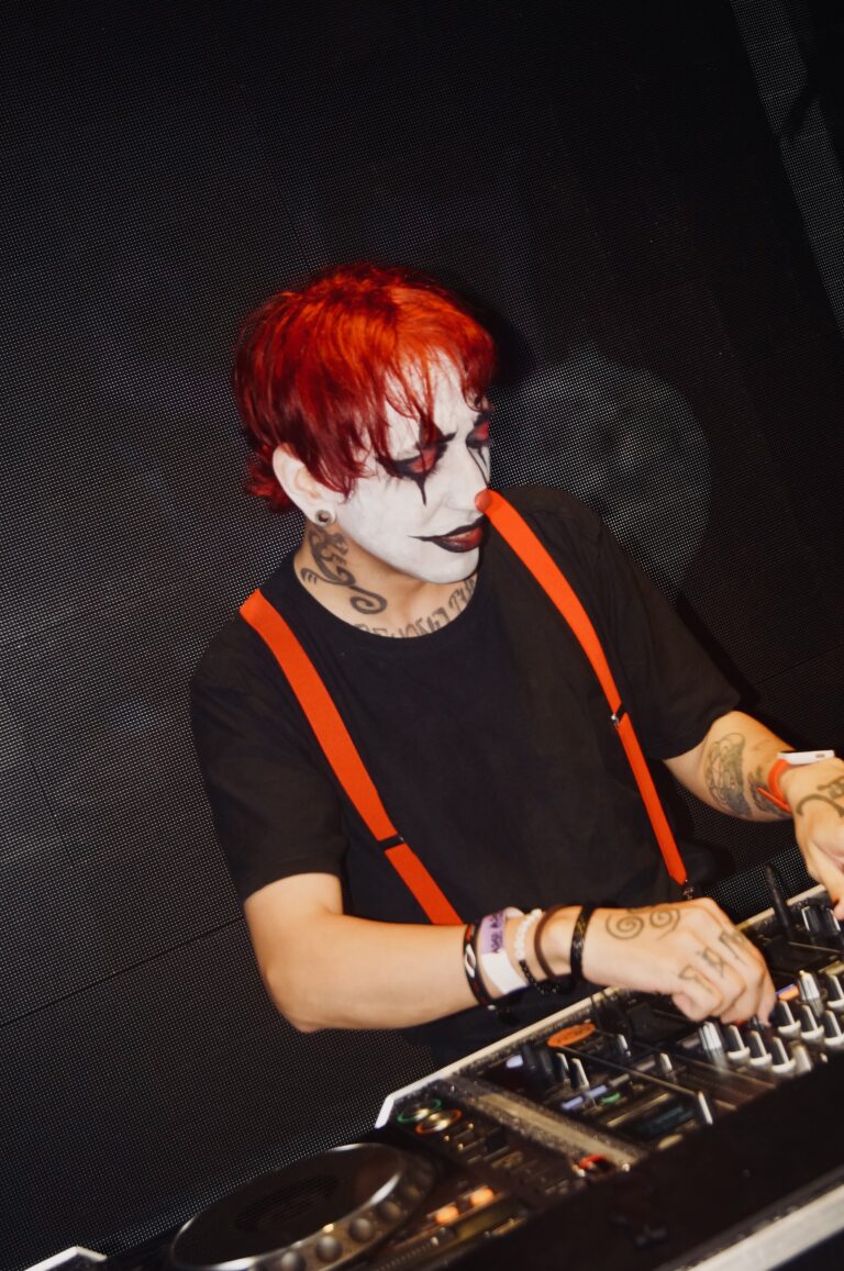 DJ de suspensórios e maquiagem de palhaço mixando — Sad Baile Joker, Halloween em São Paulo, 17/10/2026