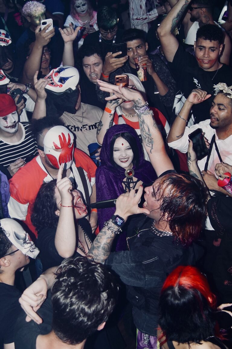 Artista canta no meio da galera fantasiada — Sad Baile Joker, Halloween em São Paulo, 17/10/2026