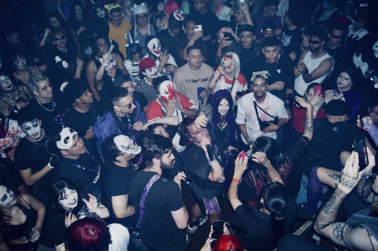 Pista lotada de máscaras vista de cima — Sad Baile Joker, Halloween em São Paulo, 17/10/2026
