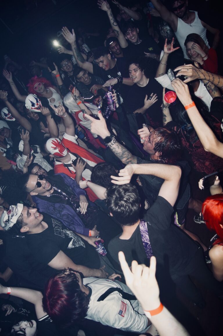 Galera agitada com as mãos para o alto — Sad Baile Joker, Halloween em São Paulo, 17/10/2026