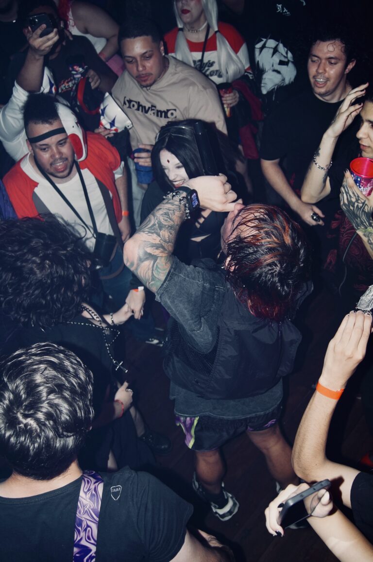 Artista no meio da roda com o público — Sad Baile Joker, Halloween em São Paulo, 17/10/2026