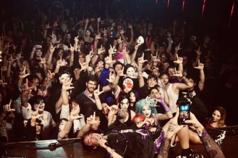 Plateia lotada sob luz vermelha — Sad Baile Joker, Halloween em São Paulo, 17/10/2026