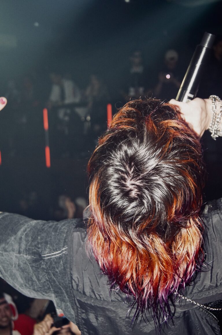 Artista de cabelo ruivo visto de cima diante da plateia — Sad Baile Joker, Halloween em São Paulo, 17/10/2026