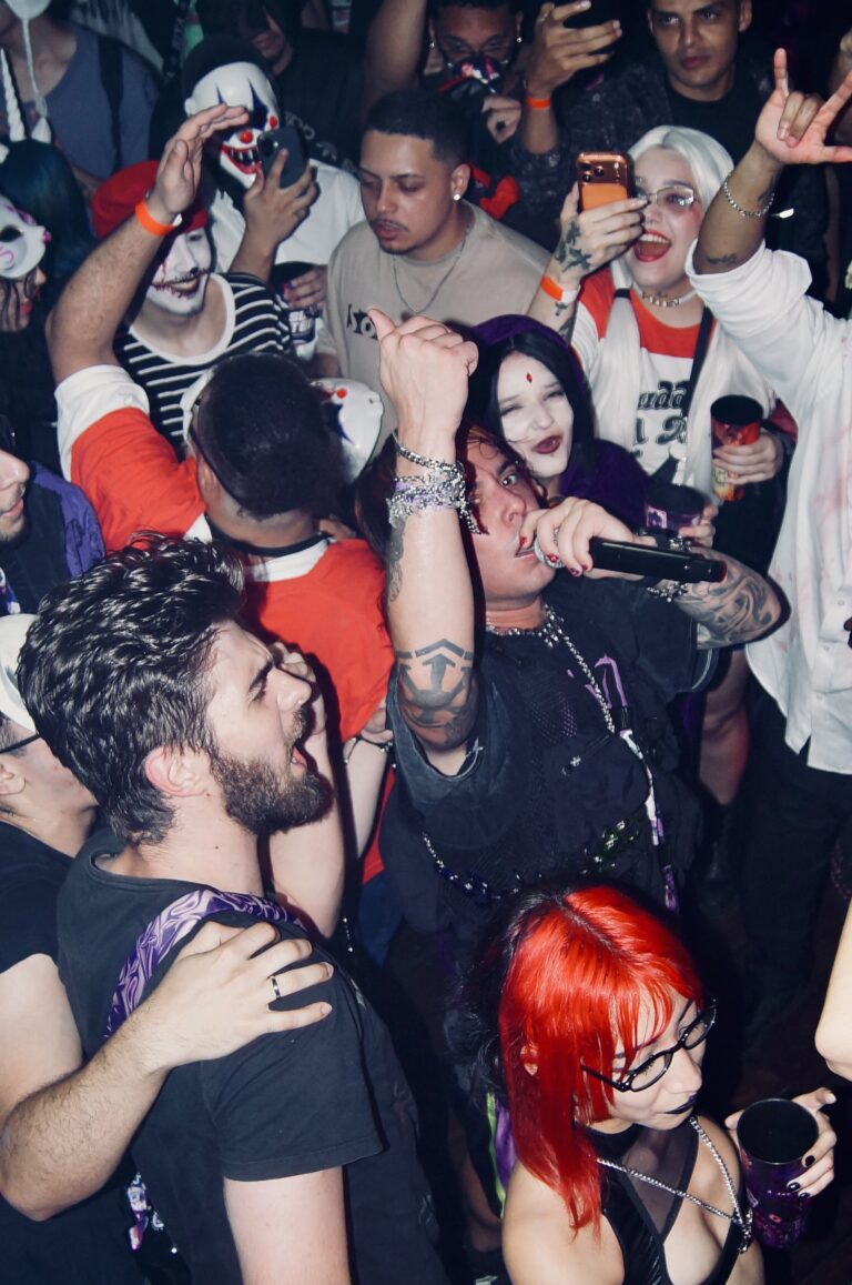 Galera fantasiada canta junto com o artista — Sad Baile Joker, Halloween em São Paulo, 17/10/2026