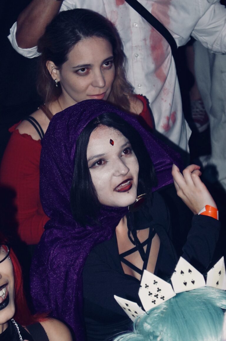 Fantasia de Ravena de capuz roxo na pista — Sad Baile Joker, Halloween em São Paulo, 17/10/2026