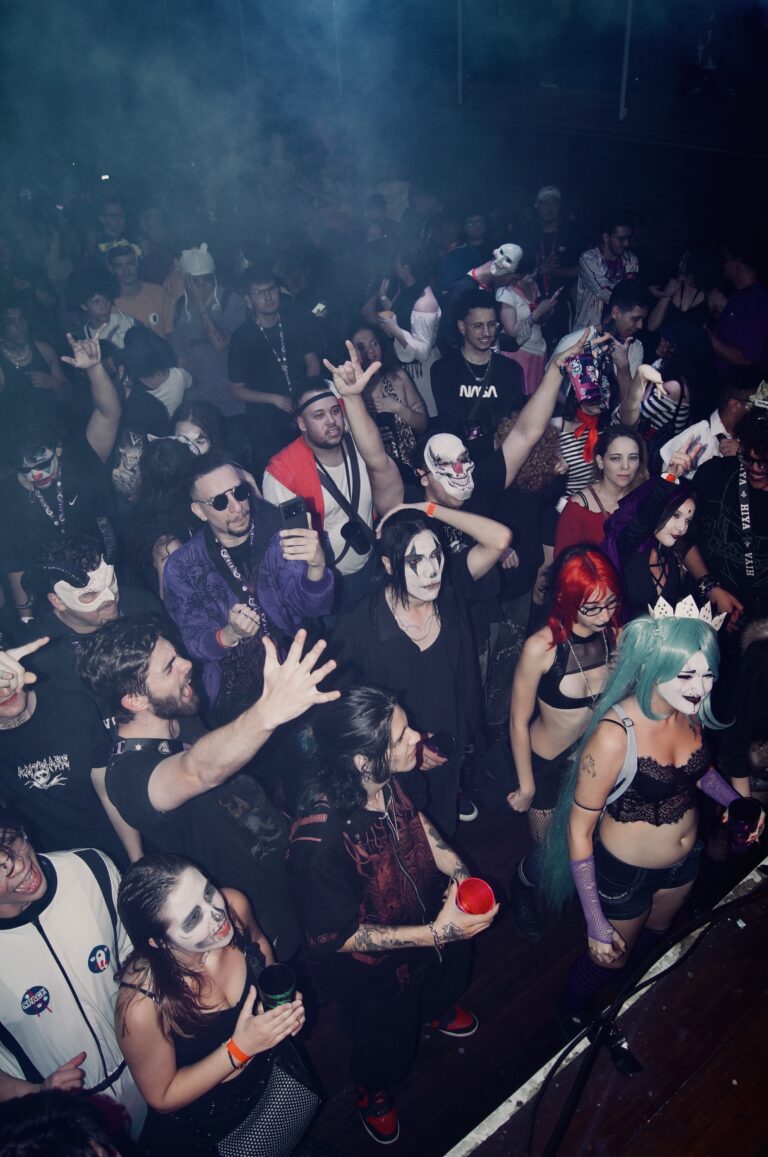 Plateia fantasiada perto do palco — Sad Baile Joker, Halloween em São Paulo, 17/10/2026