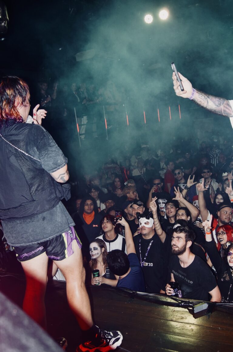 Artista no palco com fumaça e a plateia — Sad Baile Joker, Halloween em São Paulo, 17/10/2026