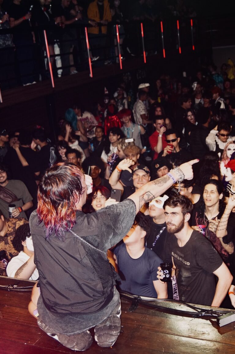 Artista ajoelhado no palco perto do público — Sad Baile Joker, Halloween em São Paulo, 17/10/2026