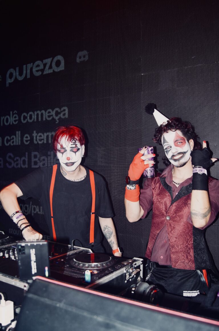 DJ e amigo com maquiagem de palhaço na cabine — Sad Baile Joker, Halloween em São Paulo, 17/10/2026