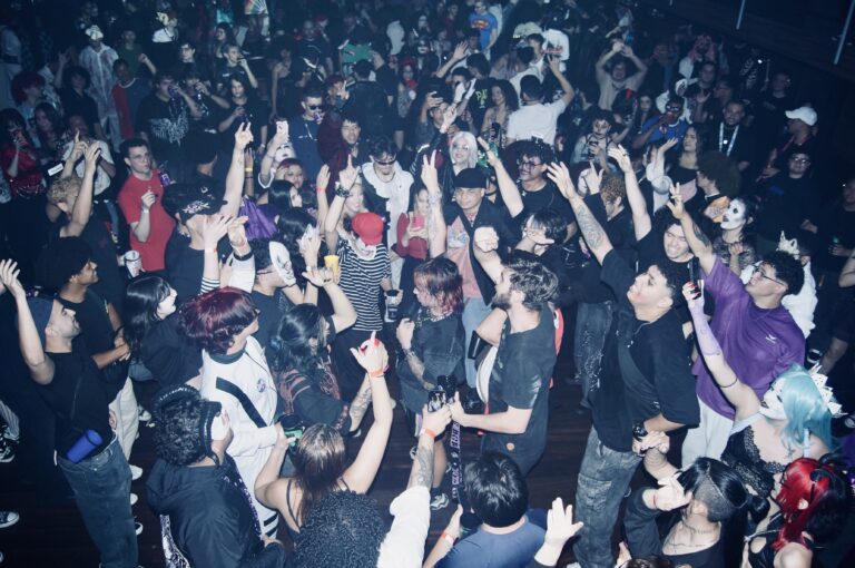 Pista lotada com braços erguidos — Sad Baile Joker, Halloween em São Paulo, 17/10/2026