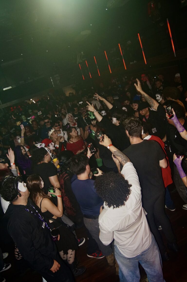 Galera dança sob a luz verde — Sad Baile Joker, Halloween em São Paulo, 17/10/2026