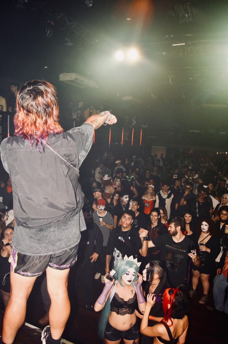 Artista aponta para a pista lotada, em outro ângulo — Sad Baile Joker, Halloween em São Paulo, 17/10/2026