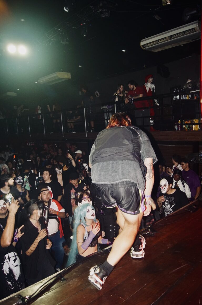 Artista de costas pula no palco — Sad Baile Joker, Halloween em São Paulo, 17/10/2026