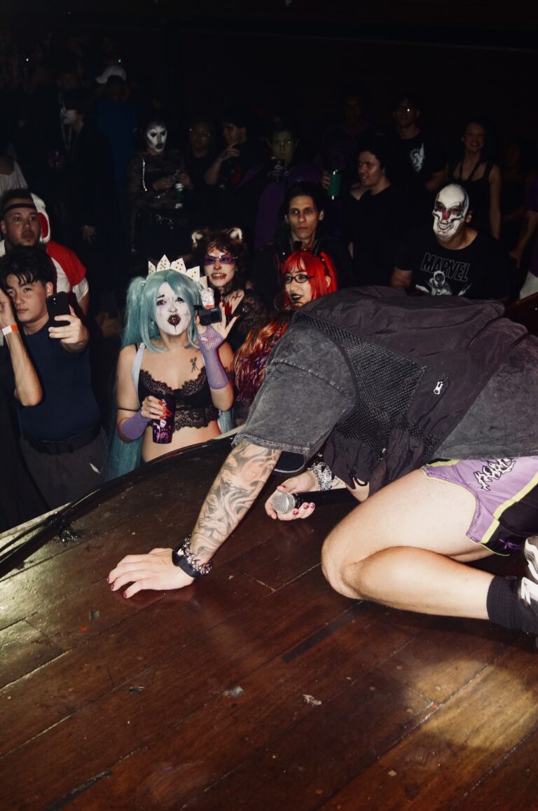 Artista se arrasta no palco perto das fãs — Sad Baile Joker, Halloween em São Paulo, 17/10/2026