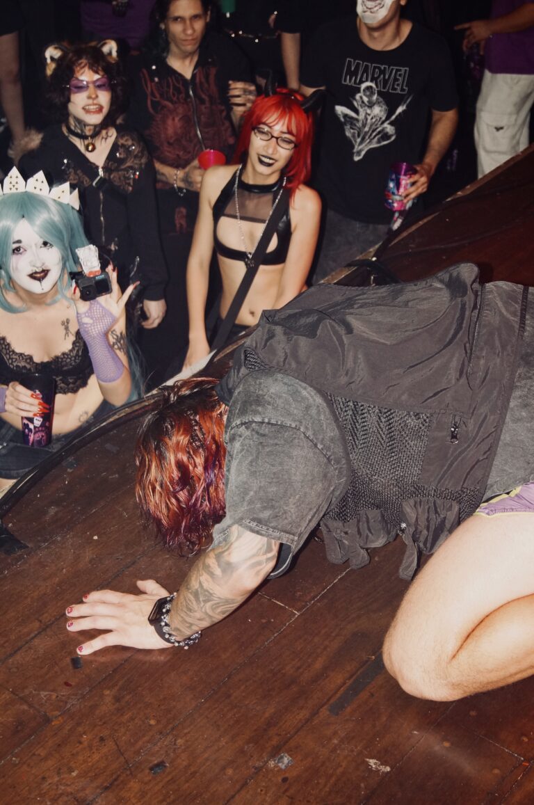 Artista engatinha no palco diante do público fantasiado — Sad Baile Joker, Halloween em São Paulo, 17/10/2026