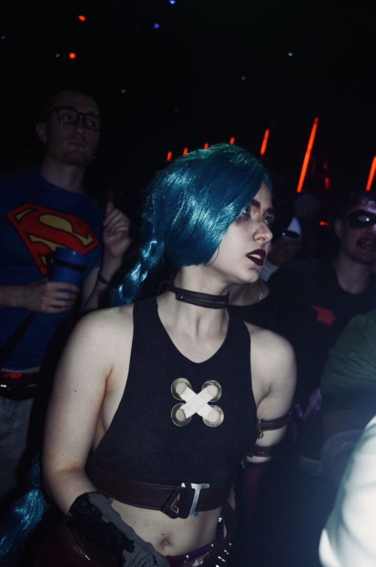 Jinx de cabelo azul e top cruzado na pista — Sad Baile Joker, Halloween em São Paulo, 17/10/2026