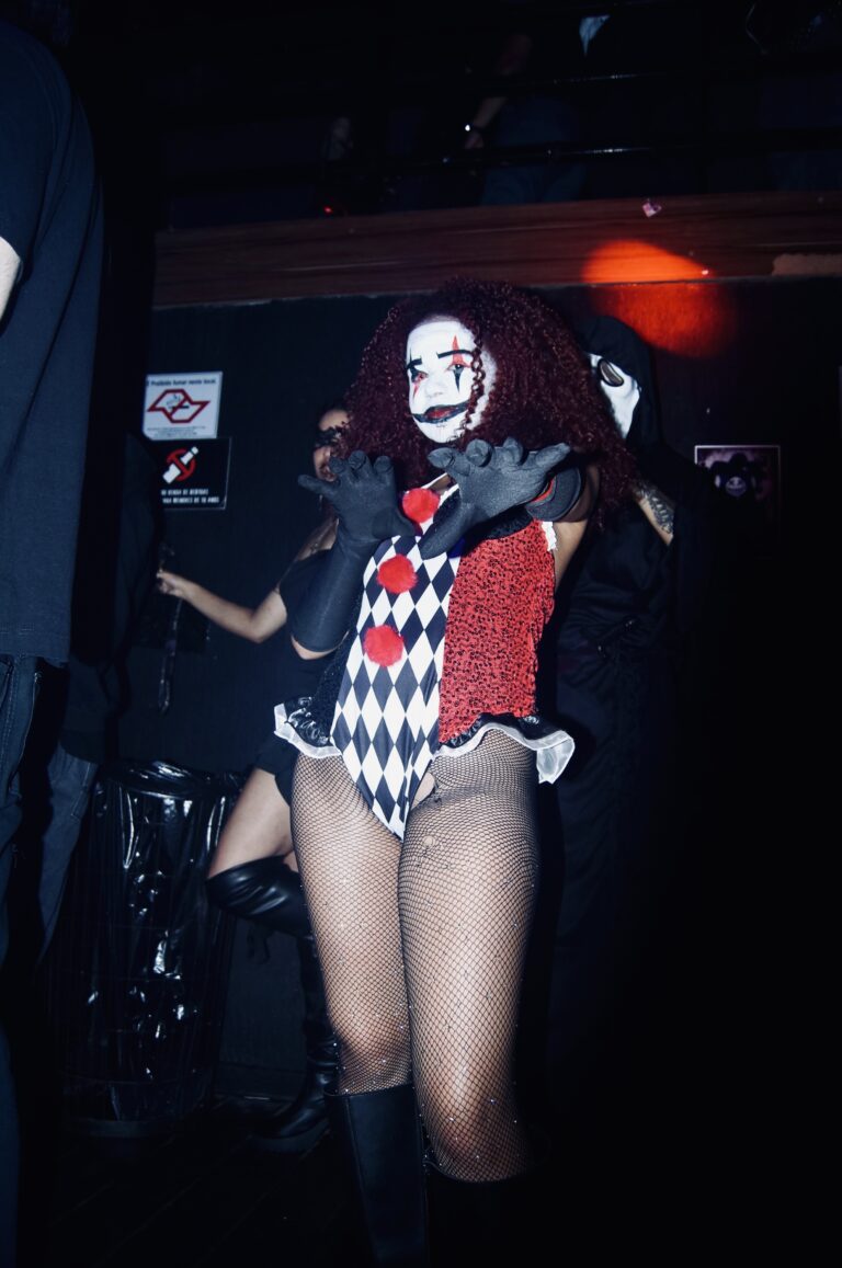 Arlequina de peruca cacheada no escuro — Sad Baile Joker, Halloween em São Paulo, 17/10/2026