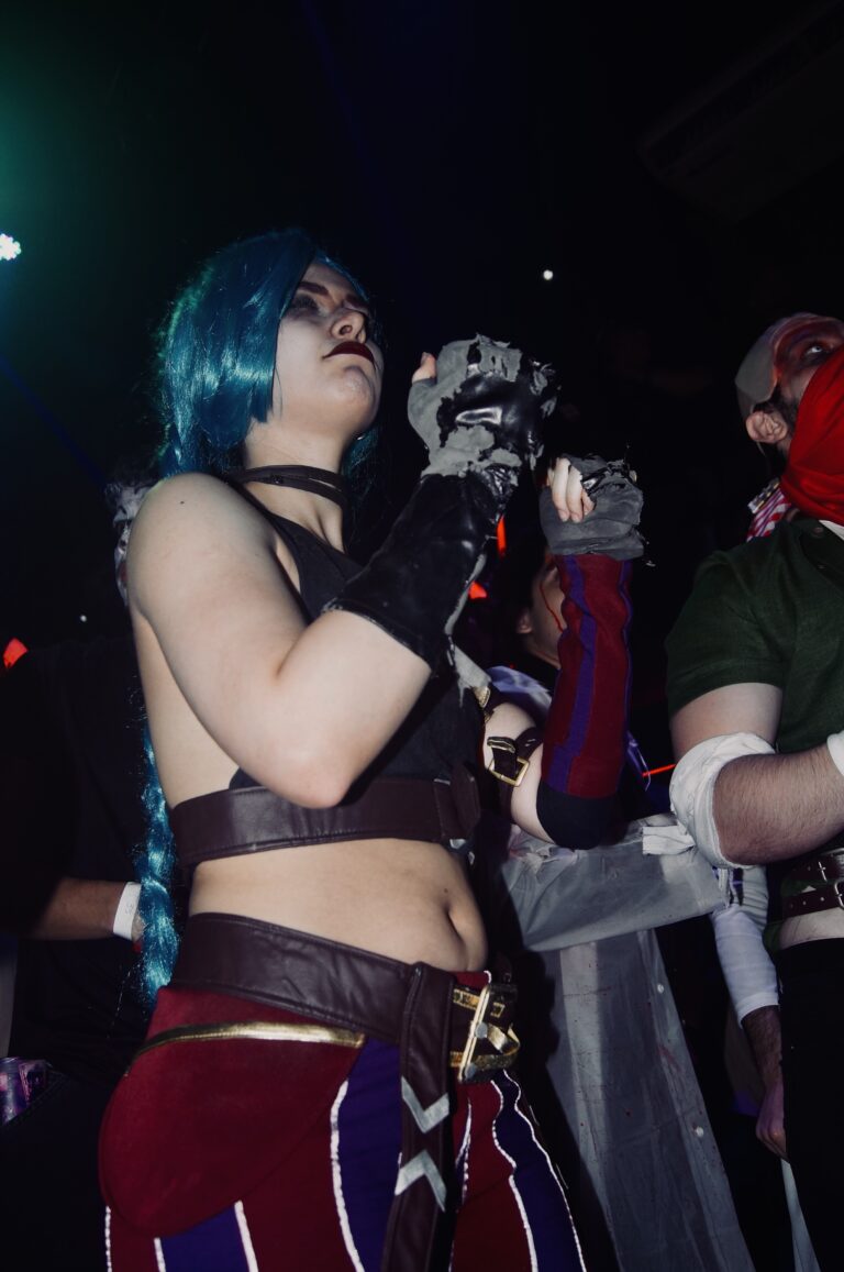 Jinx de calça listrada na pista — Sad Baile Joker, Halloween em São Paulo, 17/10/2026