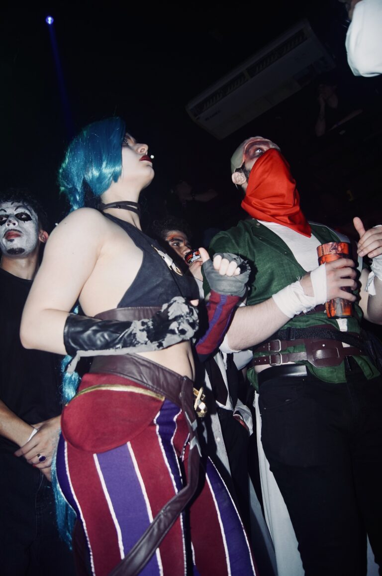 Jinx e amigo mascarado dançam — Sad Baile Joker, Halloween em São Paulo, 17/10/2026