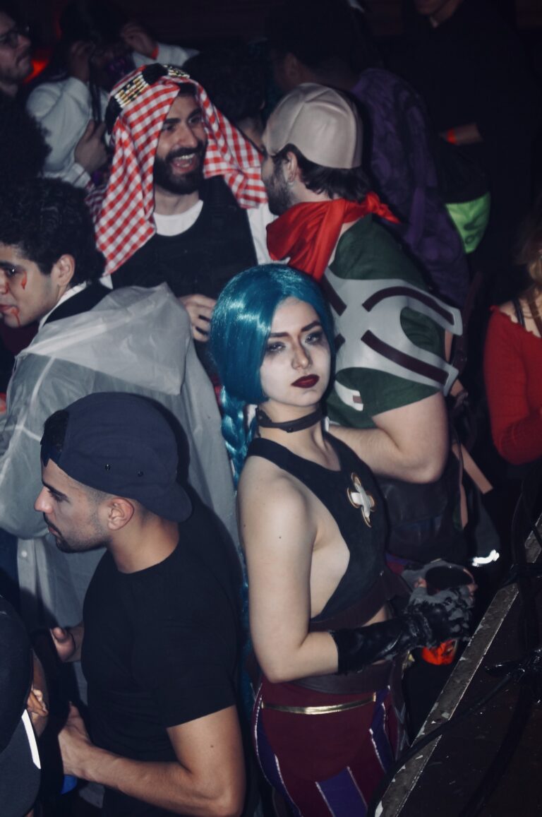 Galera fantasiada com Jinx no meio da pista — Sad Baile Joker, Halloween em São Paulo, 17/10/2026