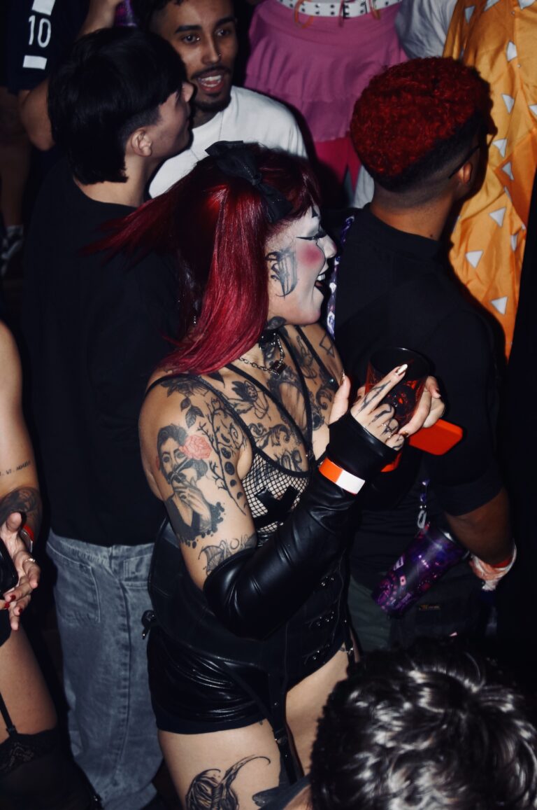 Garota de cabelo vermelho e tatuagens dança na pista — Sad Baile Joker, Halloween em São Paulo, 17/10/2026
