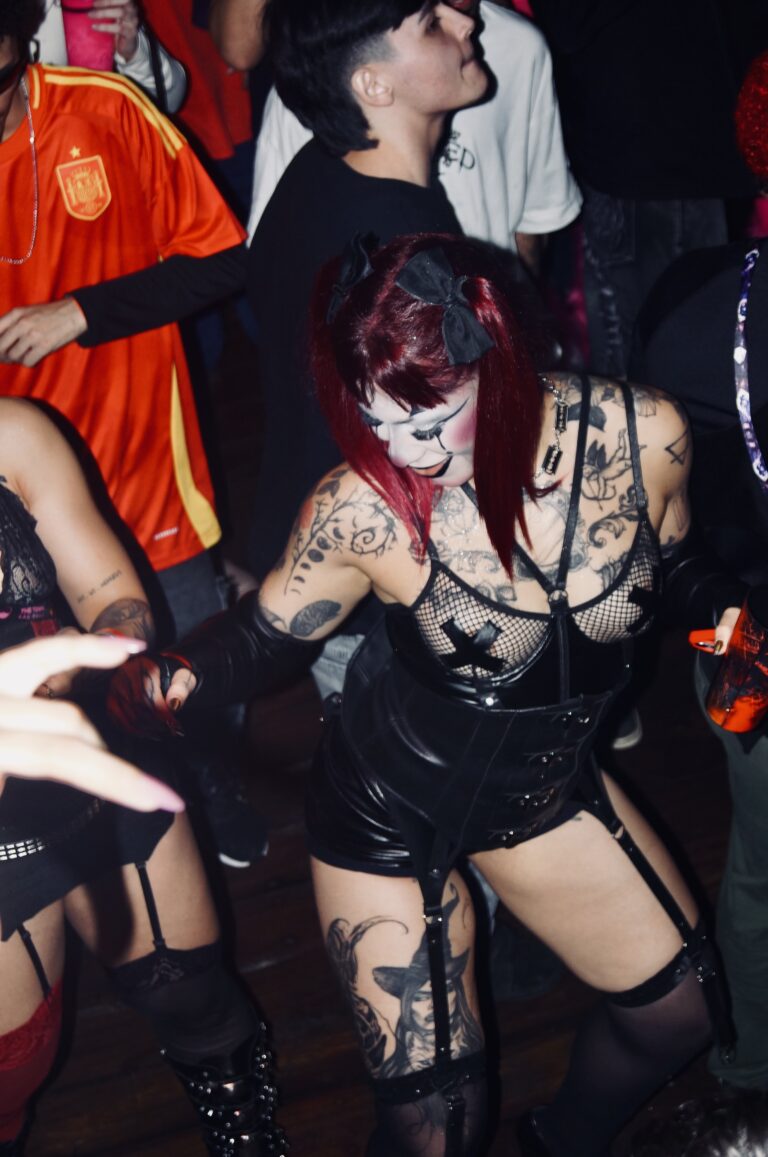 Garota com maquiagem de caveira e corset na pista — Sad Baile Joker, Halloween em São Paulo, 17/10/2026