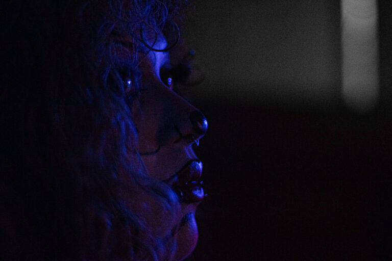 Perfil de rosto com maquiagem sob luz azul — Sad Baile Joker, Halloween em São Paulo, 17/10/2026
