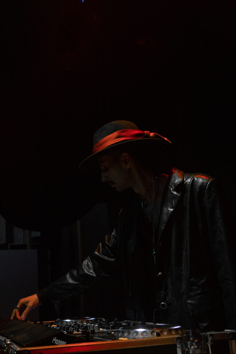 DJ de chapéu e jaqueta de couro mixando — Sad Baile Joker, Halloween em São Paulo, 17/10/2026