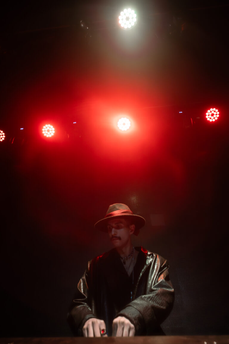 DJ de chapéu sob refletores vermelhos — Sad Baile Joker, Halloween em São Paulo, 17/10/2026
