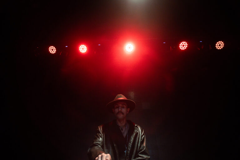 Refletores vermelhos sobre o DJ de chapéu — Sad Baile Joker, Halloween em São Paulo, 17/10/2026