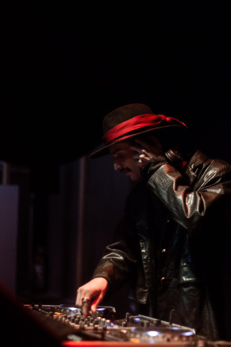 DJ de chapéu com faixa vermelha nos controles — Sad Baile Joker, Halloween em São Paulo, 17/10/2026