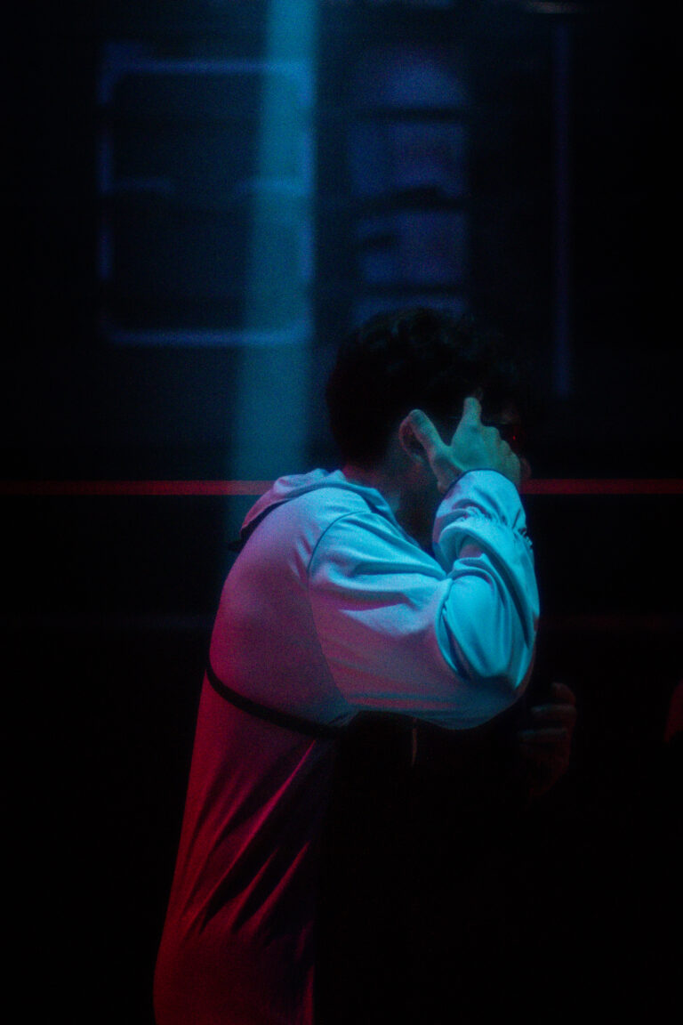 Pessoa de moletom claro sob luz azul na pista — Sad Baile Joker, Halloween em São Paulo, 17/10/2026