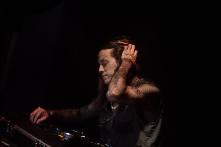 DJ de cabelo comprido ajeita o cabelo no set — Sad Baile Joker, Halloween em São Paulo, 17/10/2026