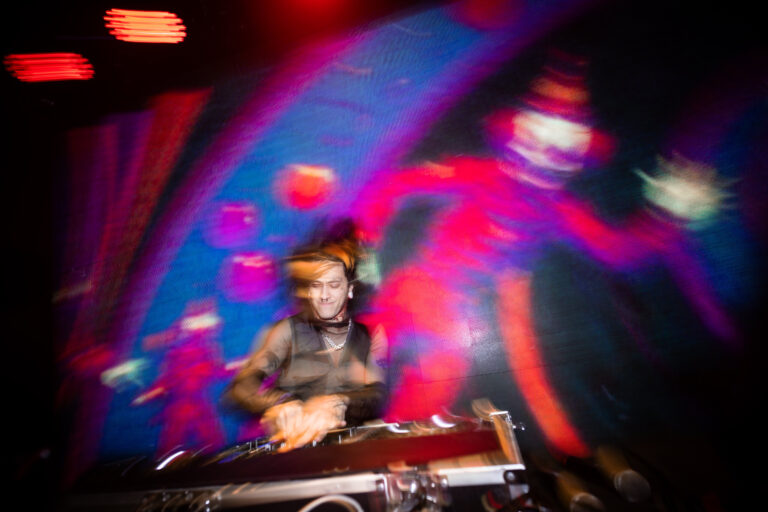 DJ toca diante do telão colorido em movimento — Sad Baile Joker, Halloween em São Paulo, 17/10/2026