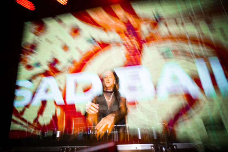 Telão da Sad Baile em efeito de giro atrás do DJ — Sad Baile Joker, Halloween em São Paulo, 17/10/2026