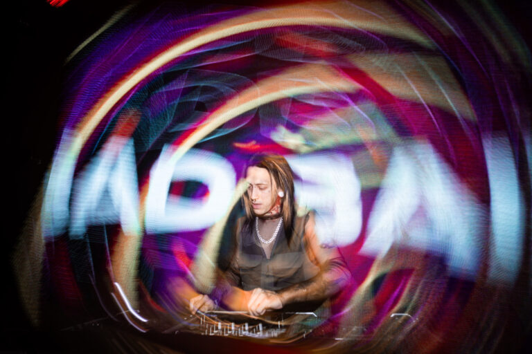 DJ no centro de um redemoinho de luz com o logo da Sad Baile — Sad Baile Joker, Halloween em São Paulo, 17/10/2026